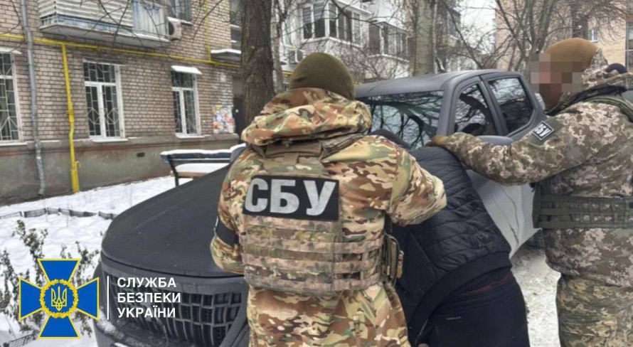 З передової на чорний ринок: у Запоріжжі затримали військового, який торгував зброєю