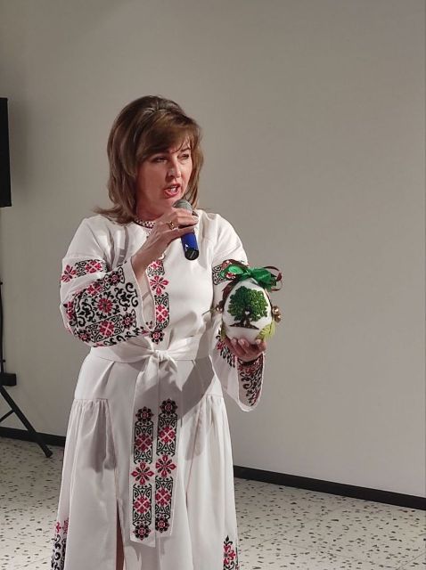 Українські пісні ожили у вишивці: у Запоріжжі відкрилася виставка писанок, рушників, мотанок (фото)