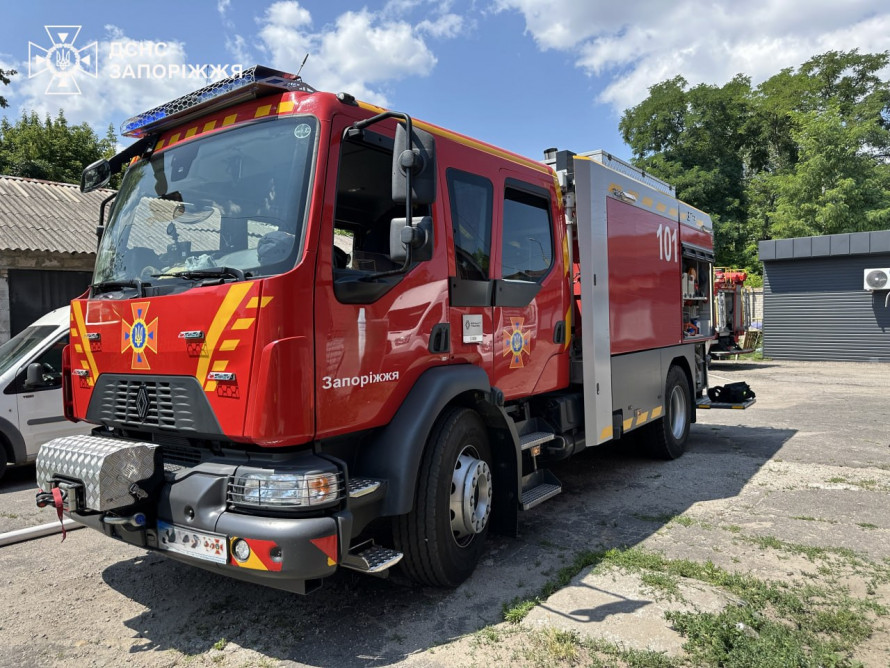 У Запоріжжі горіла майстерня: рятувальники назвали причину пожежі (фото)