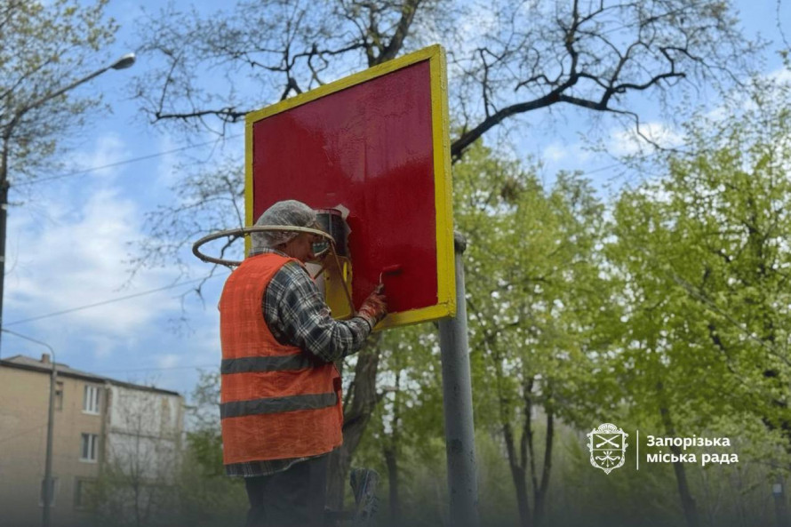 Повертають дітям простір для гри: у Запоріжжі відновлюють майданчик, пошкоджений ворожою атакою (фото)