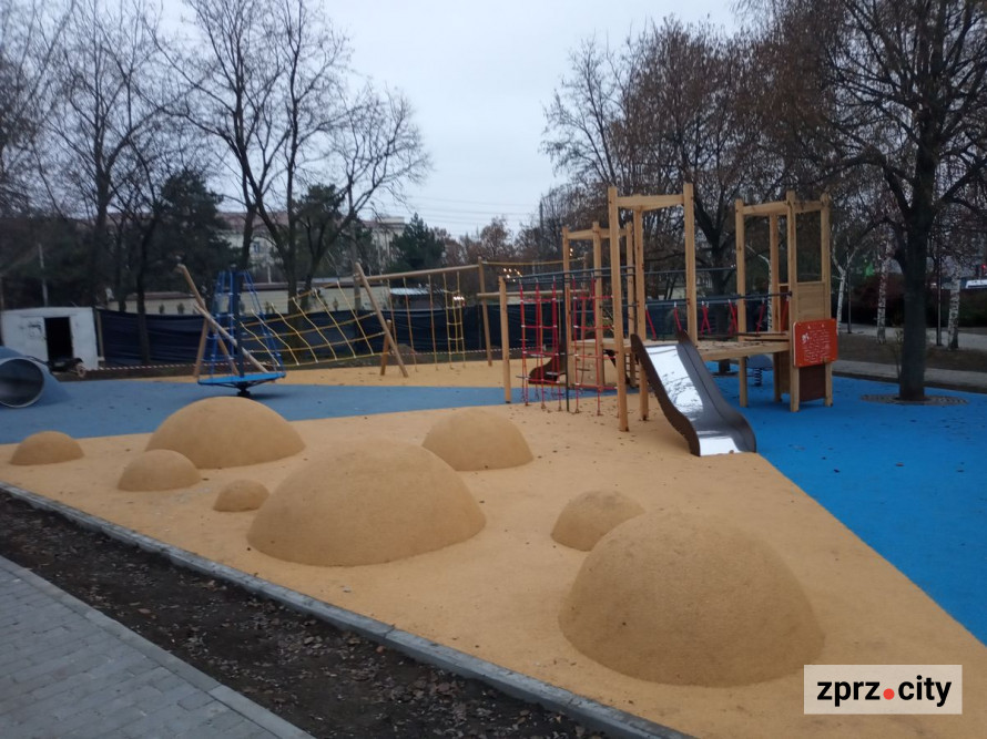 В одному із запорізьких скверів відкриють майданчик з фігурами фантастичних звірів - фоторепортаж