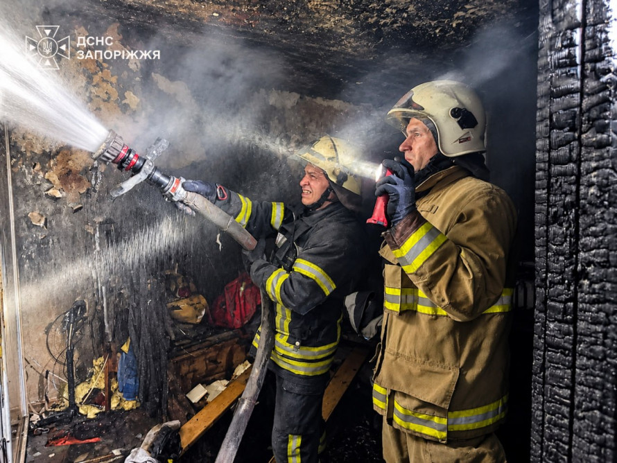 У Запоріжжі пожежа забрала життя двох людей - їх знайшли рятувальники у задимленій квартирі (фото)