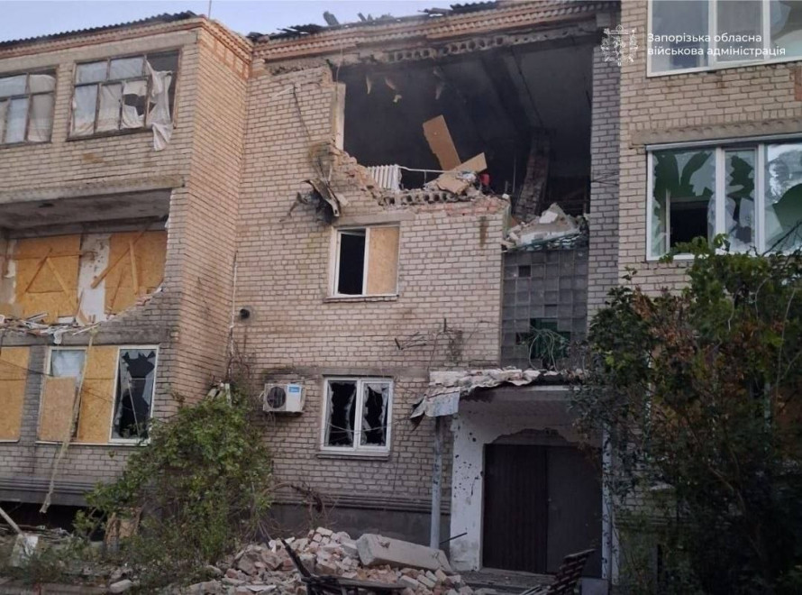 У Запорізькій області внаслідок ворожих атак горів потяг, магазин, кафе і житло - загинула людина (фото)
