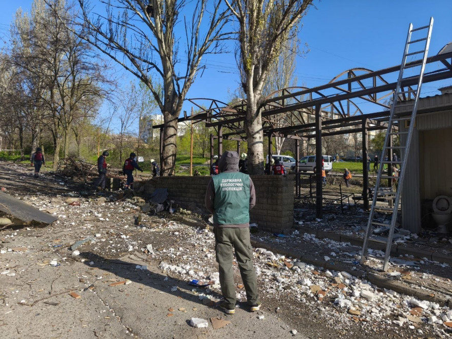 Наслідки ранкового обстрілу Запоріжжя: пошкодження, пожежі та розповіді очевидців (фото)