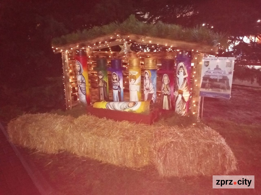 У центрі Запоріжжя з'явився Різдвяний вертеп воєнного часу - фото