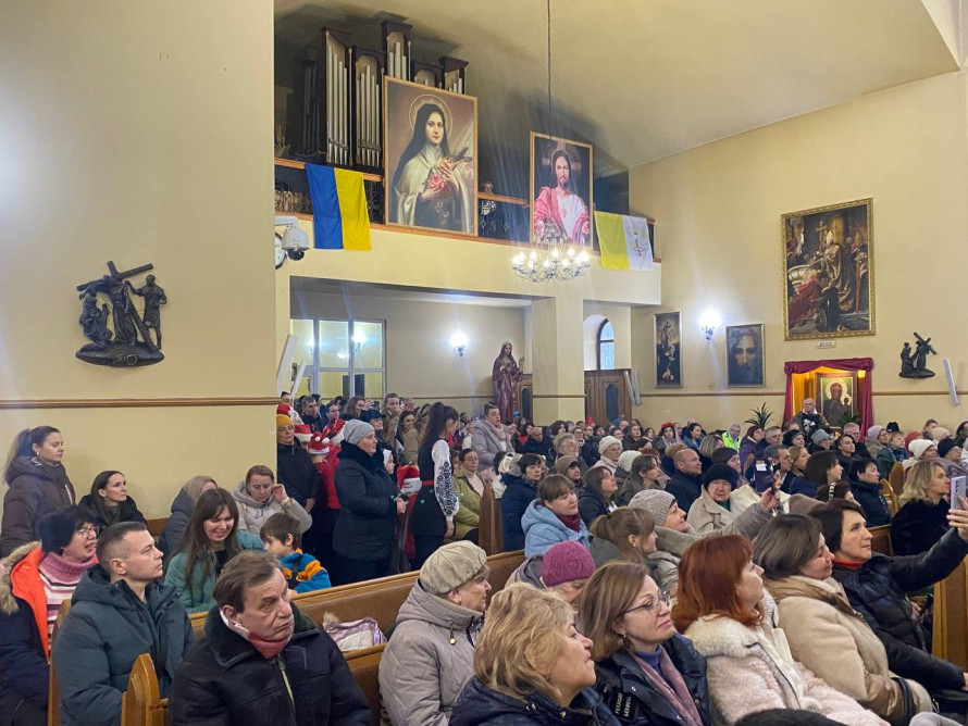 Святкова музика та колядки - у запорізькому соборі відбувся концерт камерного хору (фото)