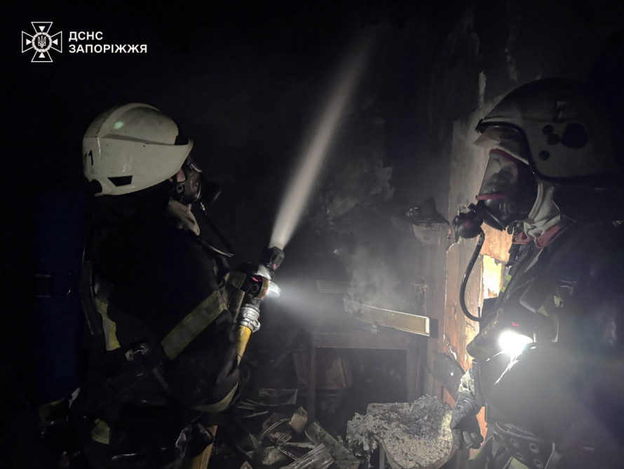 Рятувальники виявили тіло під час гасіння пожежі – у Запоріжжі чоловік загинув у власному будинку (фото, відео)