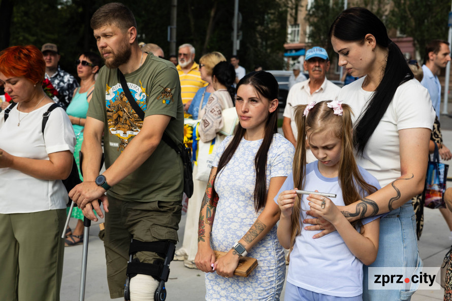 Ім’я, викарбуване на дзвіночку - в Запоріжжі вшанували Героїв у День Української Державності (фото)