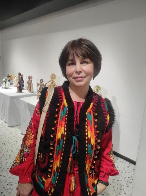 Українські пісні ожили у вишивці: у Запоріжжі відкрилася виставка писанок, рушників, мотанок (фото)