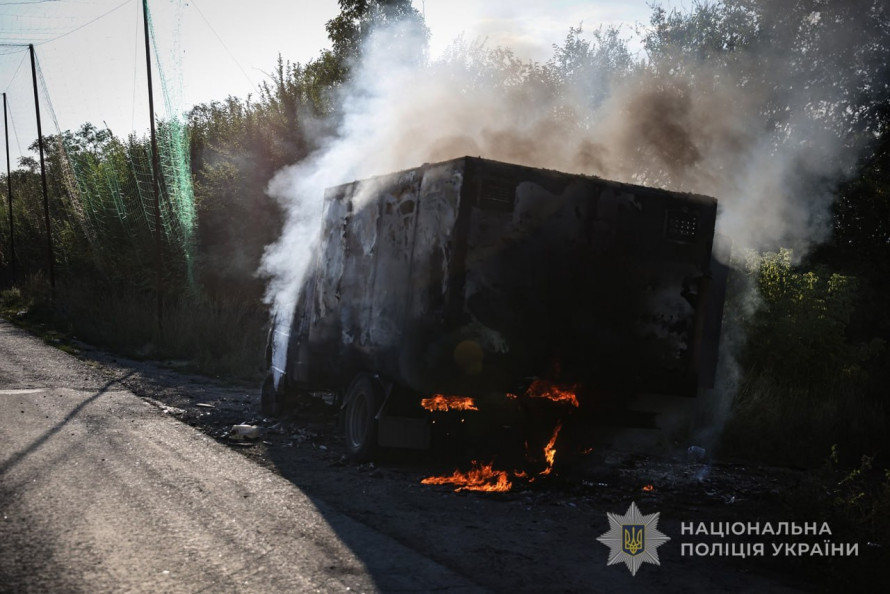 Дрон полював на евакуаційне авто: поліцейські вивезли трьох літніх жителів Новомиколаївської громади (фото, відео)