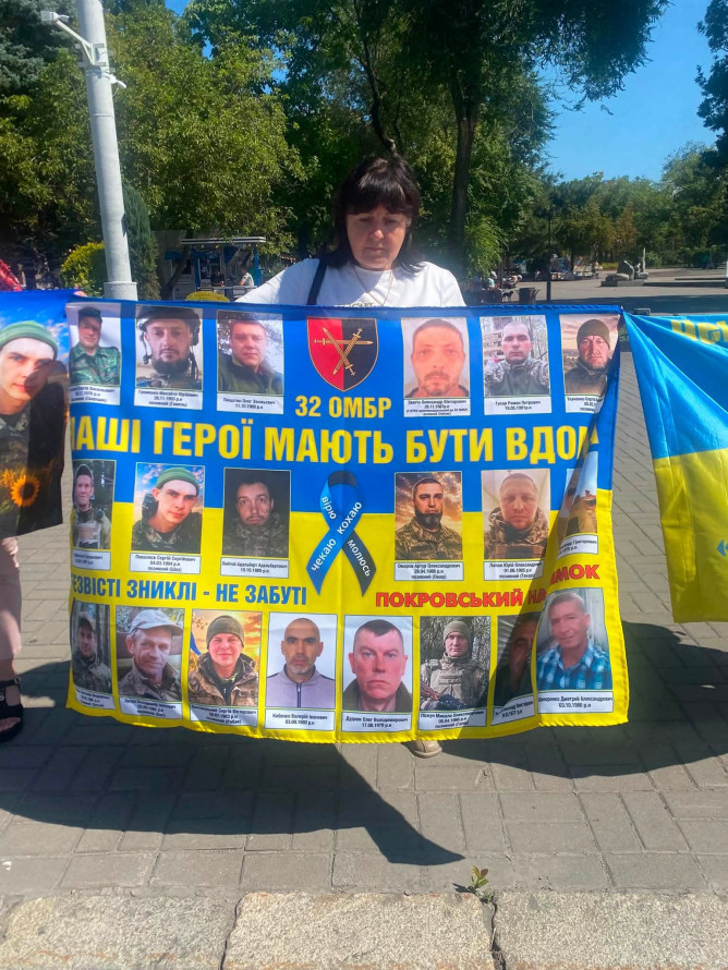 "Боремося. Надіємося. Чекаємо": у Запоріжжі відбулася акція на підтримку військовополонених (фото)