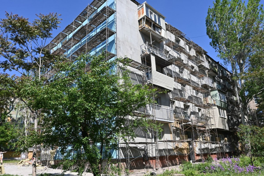 У Запоріжжі триває відновлення багатоповерхівки, яку росіяни двічі обстріляли (фото)