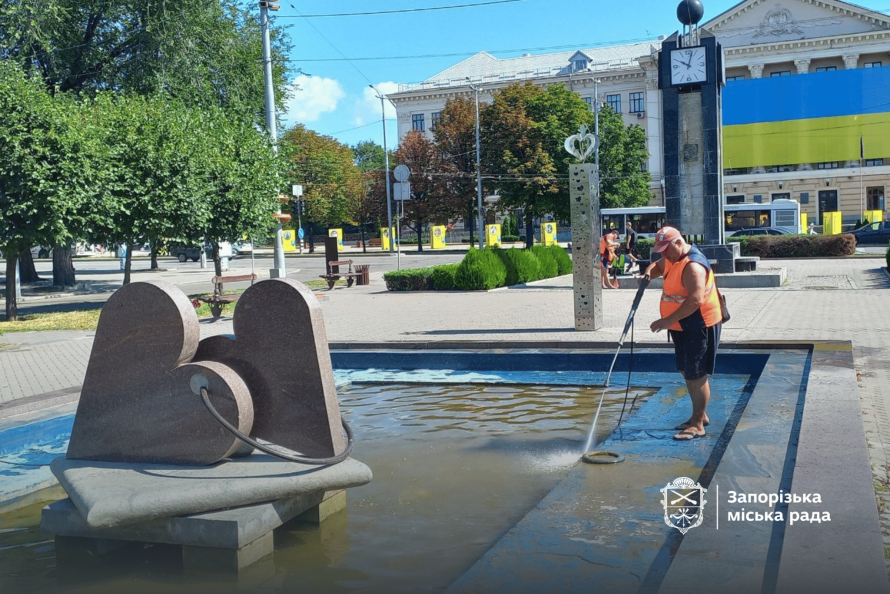 Сьогодні комунальники миють один з фонтанів в центрі Запоріжжя - фото