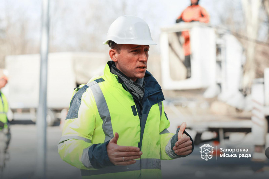 Акцент на пішоходах: у Запоріжжі освітили один із найжвавіших переходів (фото, відео)