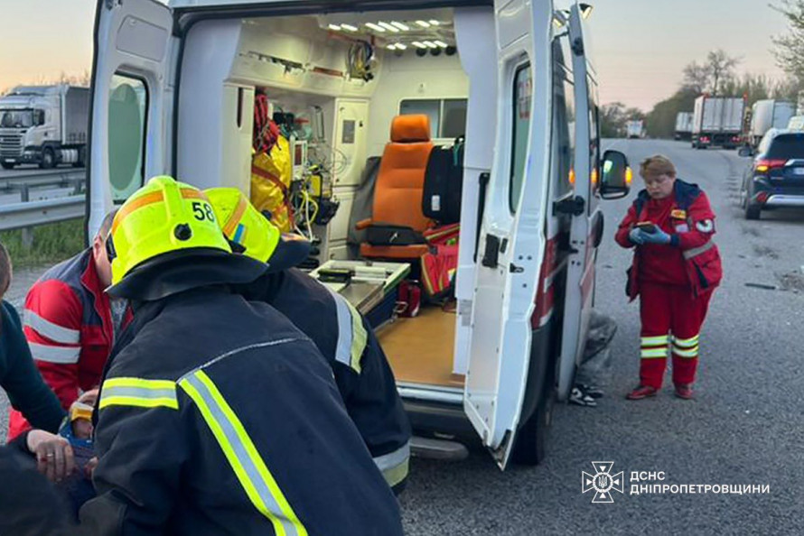 Смертельна ДТП на трасі Запоріжжя-Дніпро: внаслідок зіткнення пасажирського мікроавтобусу з фурою загинула жінка (фото)