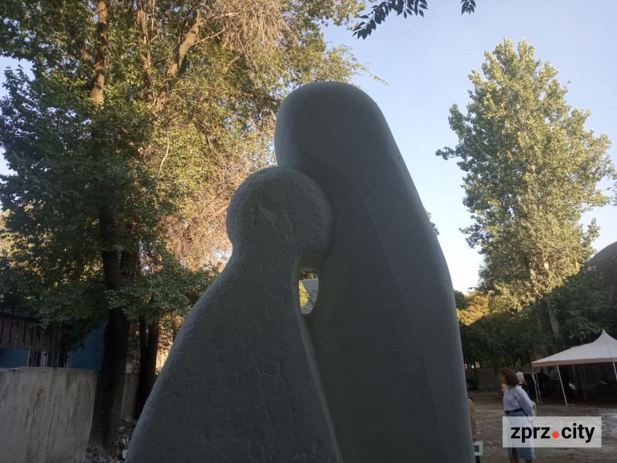 У Запоріжжі симпозіум митців завершився вражаючим підпалом скульптури - фото