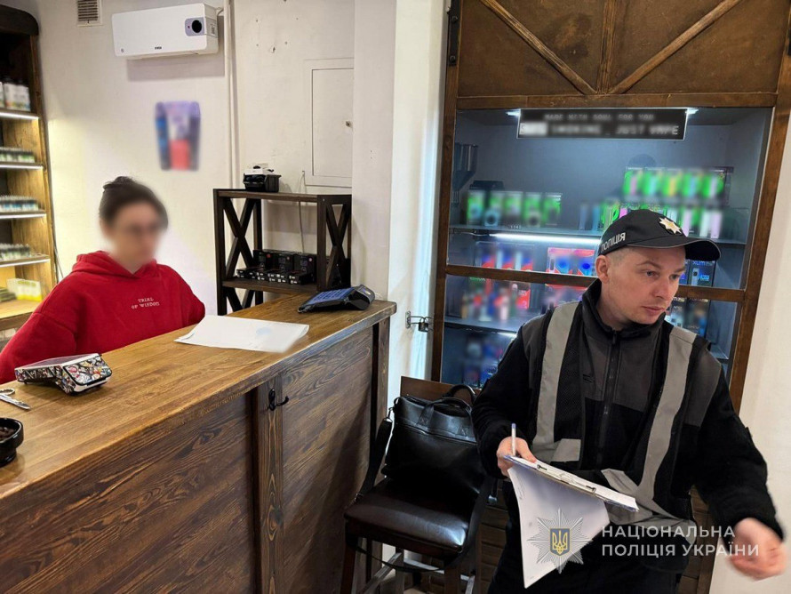 У Запоріжжі викрили «вейп-підпілля»: ділки у нелегальному цеху виробляли електронні сигарети (фото)