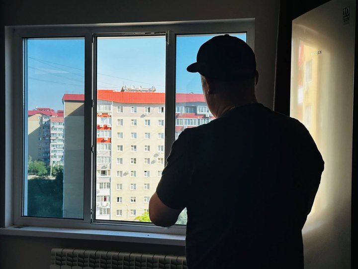 «Будинок весь хитало»: мешканці Космічного району Запоріжжя розповіли, як пережили удари КАБів (фото)