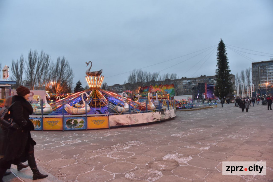 Казка мирних часів – як у Запоріжжі протягом 20 років змінювалася новорічна ялинка (фото)