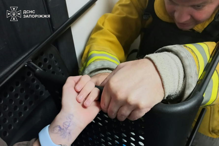 Палець застряг у стільці: у Запоріжжі рятувальники допомогли 10-річній дівчинці (фото)