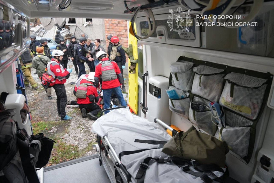 Росіяни двічі вдарили по центру Запоріжжя: на місці працюють рятувальники та медики (фото, відео)