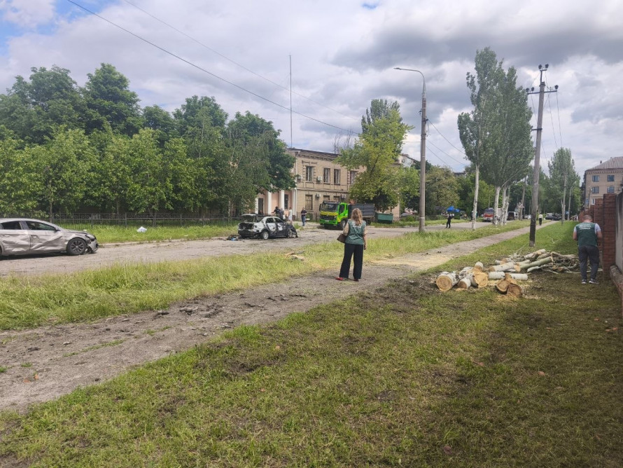 Пошкоджені будинки і забруднений ґрунт: наслідки удару по Запоріжжю 26 травня (фото)