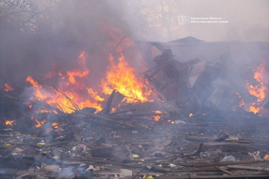 Діставали з- під завалів - пораненні та загиблі: наслідки ворожого удару по Запоріжжю (фото, відео)