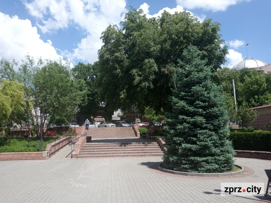 Як виглядає наприкінці весни сквер в історичній частині Запоріжжя - фото
