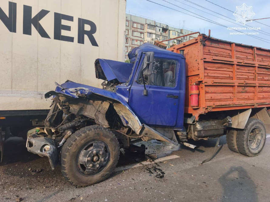 Не встиг загальмувати — у Запоріжжі сталася аварія за участі трьох авто (фото)
