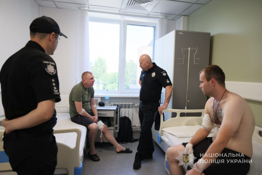 Після ножового нападу: в Запоріжжі троє поліцейських залишаються під наглядом лікарів