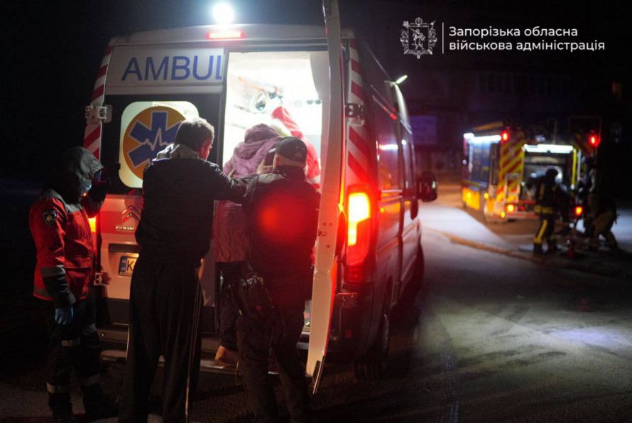 Вдарили дронами по житлових кварталах Запоріжжя — у Вознесенівському районі внаслідок атаки є постраждалі (фото, відео)