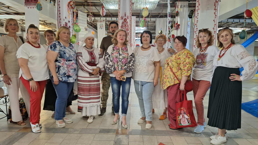 У Запоріжжі колишній палац культури завісили рушниками і вишитими писанками (фото)