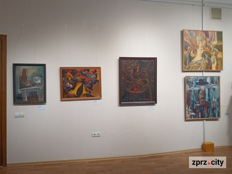Встигніть побачити: у Запоріжжі останні дні працює виставка про мистецтво з особливим відчуттям свободи 1990-х