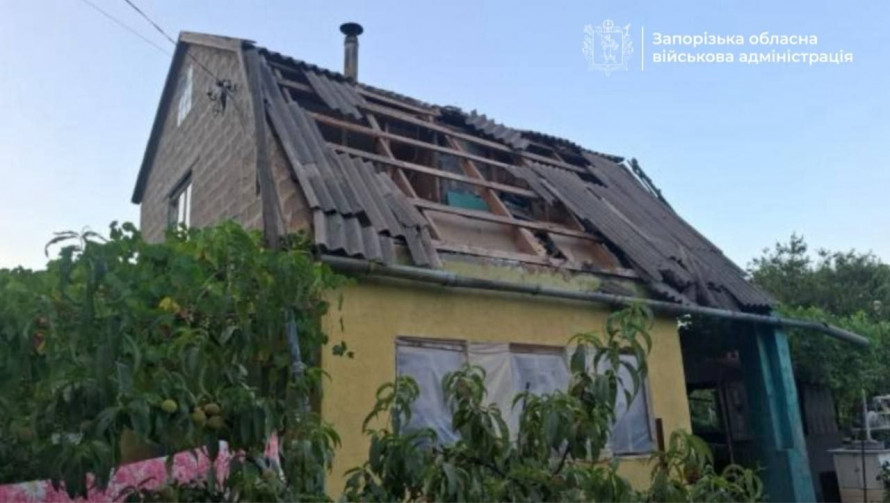 Росіяни атакували житлові будинки в Запорізькому районі: є загиблий і постраждалі (фото)