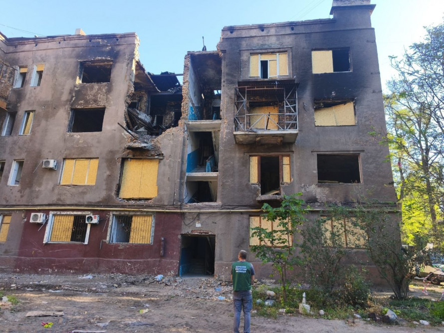 Екоінспектори показали як виглядає автостоянка після удару БпЛА та інші наслідки ворожої атаки по Запоріжжю 7 вересня - фото