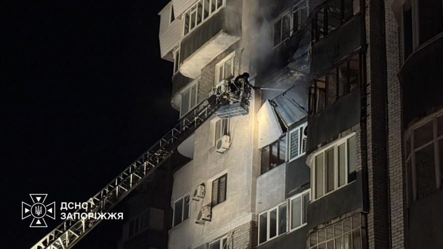 Нічна атака на Запоріжжя: у багатоповерхівці горіли квартири, є поранена (фото)