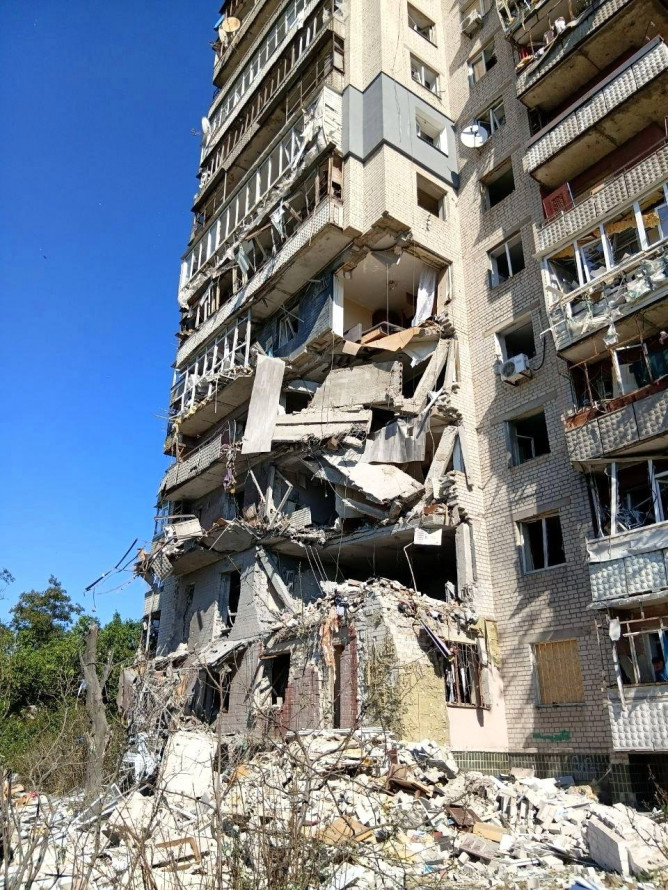 Від трикімнатної квартири залишилася лише одна кімната: наслідки ворожого удару по багатоповерхівці у Запоріжжі 4 липня(фото)