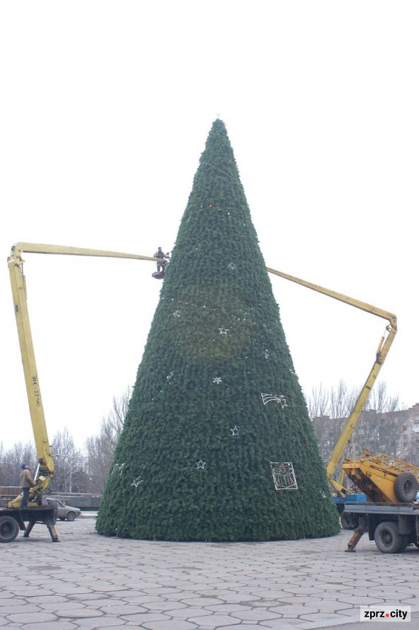Казка мирних часів – як у Запоріжжі протягом 20 років змінювалася новорічна ялинка (фото)
