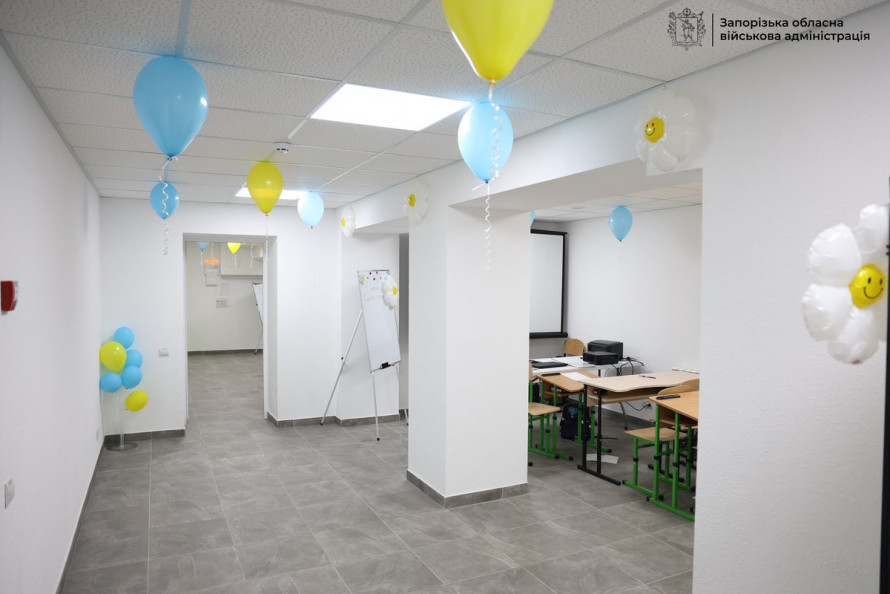 «Можна не хвилюватися, що прилетить ракета»: у Запоріжжі діти з релокованої громади навчаються у змішаному форматі (фото, відео)