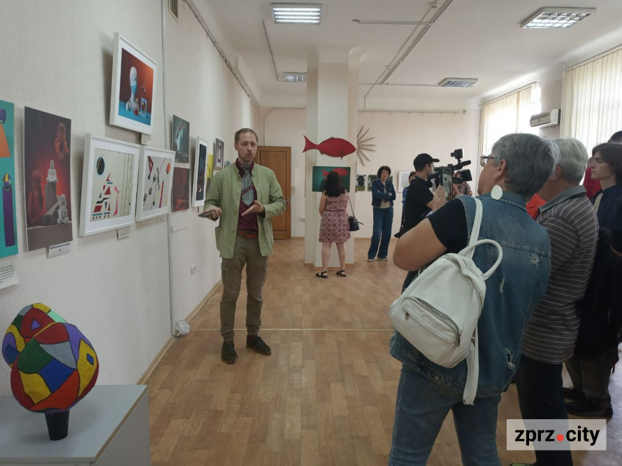 У Запорізькому художньому музеї показали сюрреалістичний калейдоскоп - фото