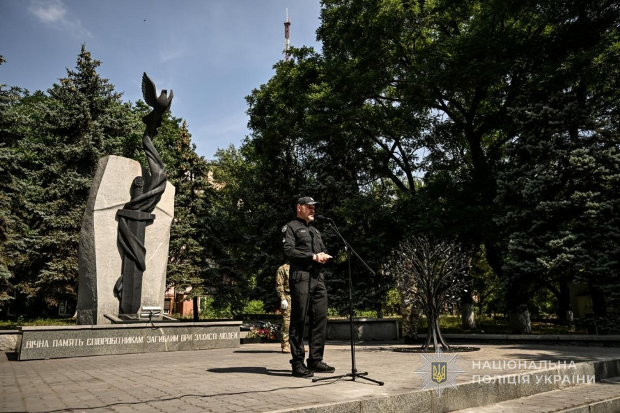 Замість листя - службові жетони: у Запоріжжі на честь полеглих правоохоронців встановили «Дерево пам'яті» (фото, відео)