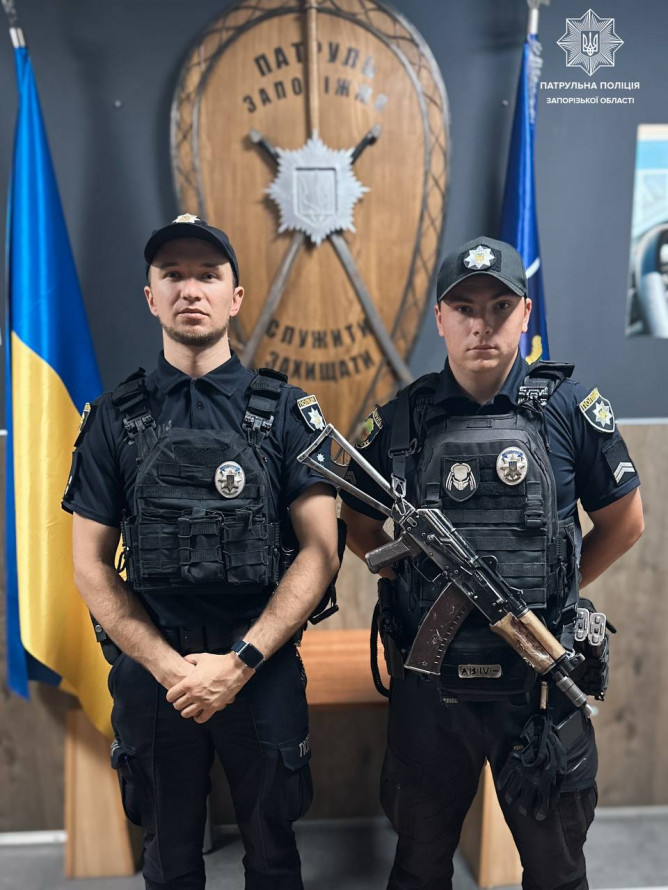 Стікав кров’ю після ножового поранення - у Запоріжжі патрульні врятували життя чоловіку (фото)