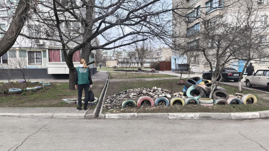 Запоріжці звернулися на гарячу лінію — біля будинку знайшли звалище шин і будівельного сміття (фото)