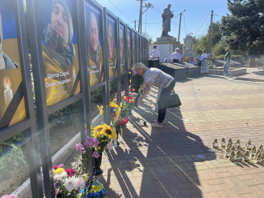 Ворог ударив по Алеї Пам'яті у селищі під Запоріжжям - фото