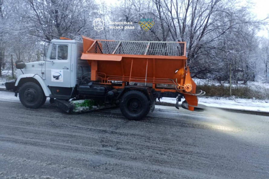 У Запоріжжі почали боротьбу зі снігом - фото перших зимових опадів