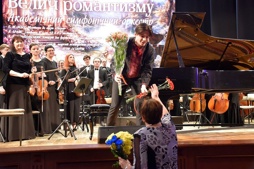 "Давно хотів зіграти цей концерт у рідній філармонії": 23-річний піаніст зачарував запоріжців разом із симфонічним оркестром