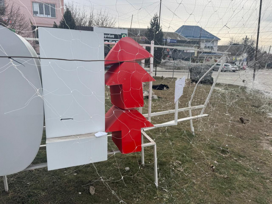 Наїхав автівкою і зник: у Запорізькому районі водій пошкодив інсталяцію (фото)