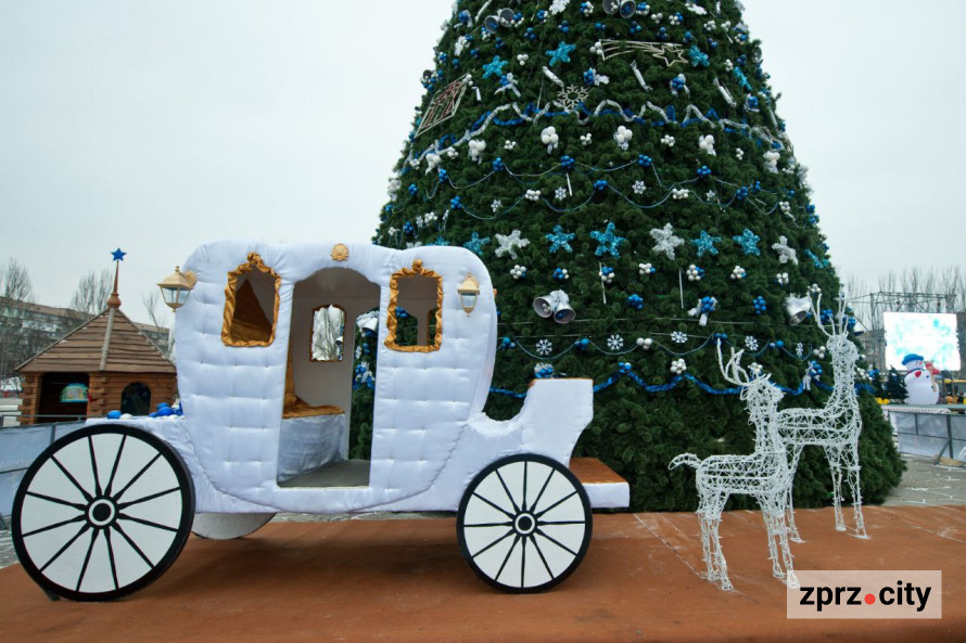 Казка мирних часів – як у Запоріжжі протягом 20 років змінювалася новорічна ялинка (фото)
