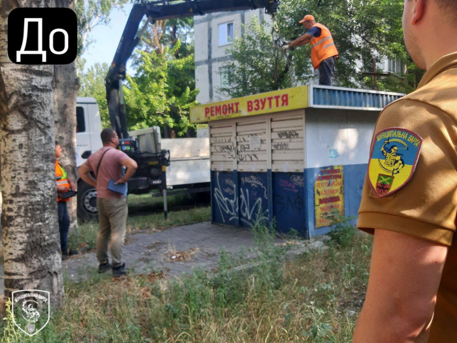 У Запоріжжі без дозволу поставили кіоск для ремонту взуття - комунальники знесли незаконний МАФ (фото)