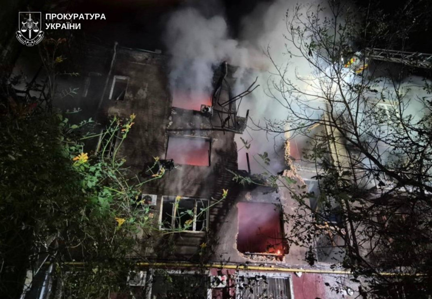Сильна пожежа, поранені люди: у неділю ворог ударив по житловій багатоповерхівці у Запоріжжі